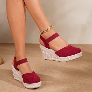 Elegantes sandalias de cuña color burdeos con punta cerrada, plataforma de yute y tira elástica