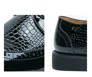 Detailansicht der schwarzen Lackleder-Brogues mit Krokoprägung und Lochverzierung