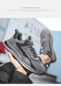 Vista dettagliata delle sneaker da uomo in pelle grigia con suola spessa e plateau.