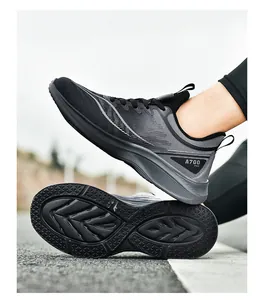 Detailweergave van zwarte mesh hardloopschoenen met antislipzool en ademend bovenwerk.