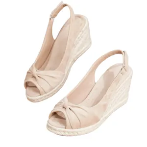 Elegantes sandalias de cuña nude con plataforma de esparto y tira trasera