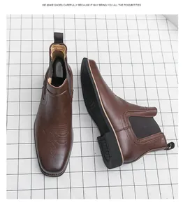 Detaillierte Draufsicht auf braune Vintage-Herren-Chelsea-Stiefel mit Ziernähten.