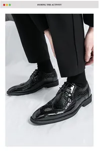 Detailansicht von schwarzen, glänzenden Brogue-Lederschuhen für Herren im Business-Stil