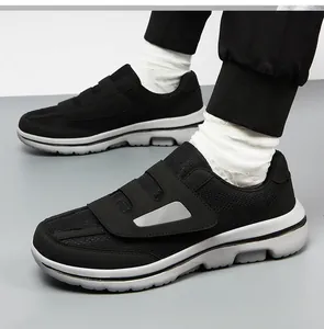 Detailansicht der atmungsaktiven schwarzen orthopädischen Wanderschuhe mit Klettverschluss