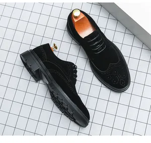 Detailansicht schwarzer Brogue-Schuhe aus Wildleder mit klassischen dekorativen Lochungen