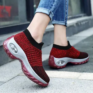 Baskets chaussettes en maille respirante rouge et noir pour femmes avec semelle plateforme