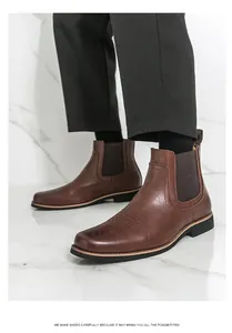 Nahaufnahme von klassischen braunen Chelsea-Boots für Herren mit eleganter Stickerei