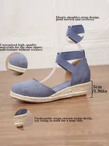 Detalle de sandalias de esparto azules con cuña, tiras elásticas y tacón de 5 cm.