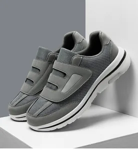Leichte, graue Wanderschuhe mit breiter Passform und Klettverschluss für ältere Menschen