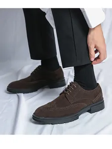 Nahaufnahme brauner Wildleder-Brogues mit klassischen dekorativen Flügelkappen-Lochungen