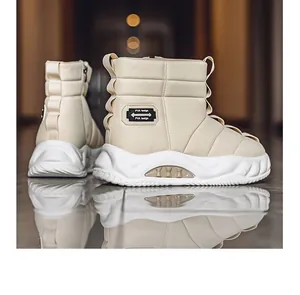 Primer plano de botas de nieve acolchadas impermeables en crema con suela blanca gruesa