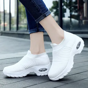 Gros plan de baskets à coussin d'air blanches pour femmes avec tige de chaussette