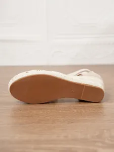 Vista inferior detallada de la suela de goma marrón de estas alpargatas con cuña