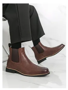 Detailaufnahme der braunen Retro-Leder-Chelsea-Boots für Herren mit Stickmotiven