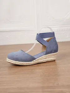 Elegantes sandalias de cuña tipo alpargata de ante azul con correas elásticas al tobillo