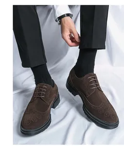Detailansicht brauner Wildleder-Brogues mit eleganten perforierten Blumenmustern