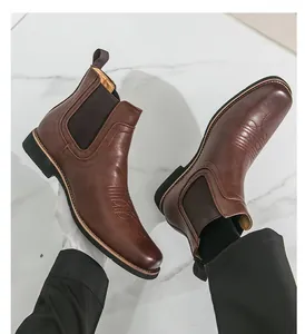 Detailaufnahme brauner Chelsea-Boots aus Leder mit dekorativer Ziernaht an der Spitze