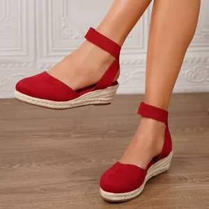 Sandalias de cuña tipo alpargata rojas con tira elástica para las vacaciones de verano.