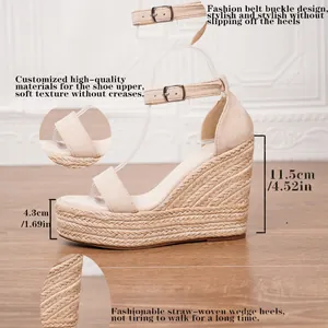 Elegantes sandalias de cuña beige con correa al tobillo y suela de plataforma tejida