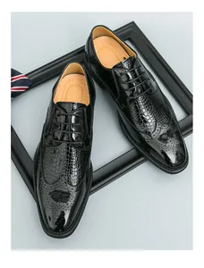 Detailansicht schwarzer Budapester Schuhe aus Lackleder mit eleganter Krokoprägung.