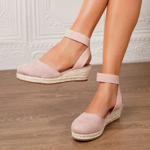Elegantes sandalias de cuña tipo alpargata en ante rosa con correas elásticas al tobillo