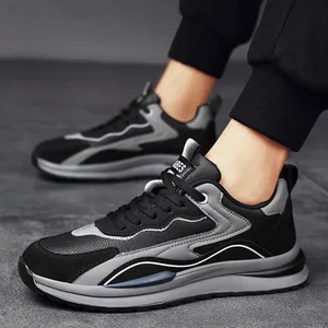 Scarpe sportive da uomo in pelle nera con spessa suola grigia antiscivolo per corsa