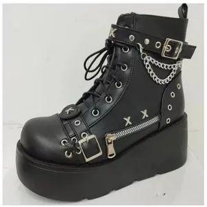 Detailansicht schwarzer Gothic-Plateaustiefel mit Metallketten und Schnallenriemen