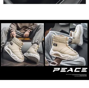 Primer plano de botas de nieve acolchadas beige con suelas gruesas y forro cálido.