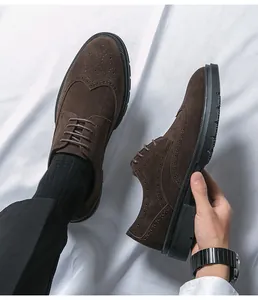 Detailansicht von braunen Wildleder-Brogues mit Wingtip-Prägung und feiner Textur