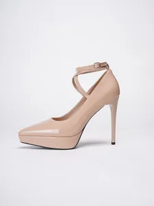 Elegantes salones con plataforma en charol beige, punta afilada y tacón de aguja