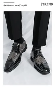 Nahaufnahme von Brogue-Schuhen für Herren mit Patchwork und Krokodilstruktur.