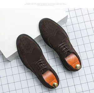 Draufsicht auf braune Brogue-Wildlederschuhe mit aufwendigen Lochmuster-Details