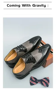 Detaillierte Profiaufnahme von Herren-Brogue-Schuhen mit stilvollem Farblockmuster