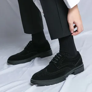 Professionelle schwarze Brogue-Schuhe aus mattem Leder für Herren in einer Life-Ansicht