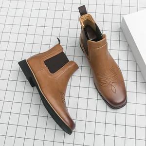 Klassische braune Chelsea-Boots aus Leder für Herren mit dekorativen Retro-Ziernähten