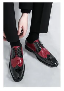 Detailansicht der rot-schwarzen Herren-Brogues mit Krokodilmuster und Schnürdesign
