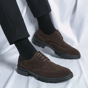 Klassische braune Brogue-Herrenschuhe aus Wildleder mit feiner Flügelkappen-Verzierung
