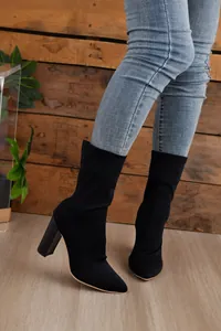 Schwarze elastische Stiefeletten mit spitzer Zehenpartie und Blockabsatz.