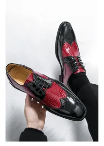 Nahaufnahme der rot-schwarzen Brogue-Lederschuhe mit Flügelkappe für Herrenmode
