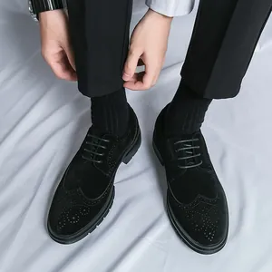 Schwarze Brogue-Herrenschuhe aus mattem Leder mit klassischen feinen Lochmustern
