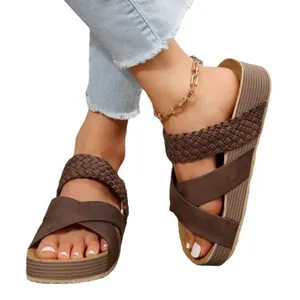 Stijlvolle bruine platform sleehak sandalen voor dames met gekruiste geweven bandjes chic