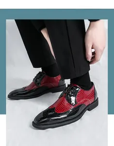 Seitenansicht von rot-schwarzen Brogue-Schuhen mit Krokostruktur an einem männlichen Model