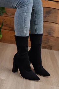 Elegante schwarze Stretch-Stiefel mit spitzer Zehenpartie und klobigem hohem Absatz