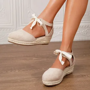 Sandalias de cuña de lona beige para mujer con lazo de cinta y suela de alpargata