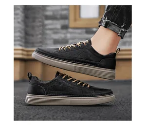 Trendige schwarze Outdoor-Sneaker aus Kunstleder mit dicken Sohlen für Herrenmode