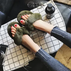 Elegante olivgrüne flauschige Zehentrenner Hausschuhe mit Plüschdesign für Damen.