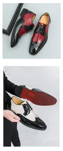Detailansicht von Brogue-Schuhen für Herren mit geprägtem Lackleder im Farblock-Design