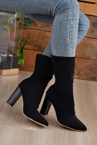 Detailansicht der schwarzen spitzen Damenstiefeletten mit hohem Blockabsatz