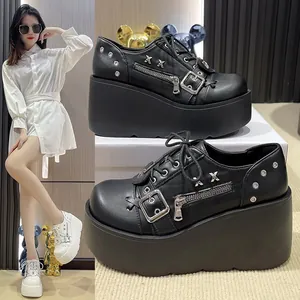 Gotische schwarze Plateau-Stiefeletten mit Schnallen und Reißverschlüssen für Punk-Style.
