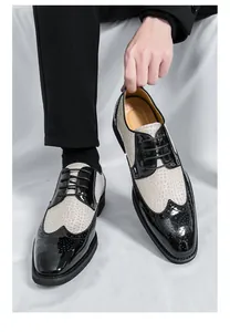 Detailansicht zweifarbiger Brogue-Herrenschuhe mit Echsenmuster und Flügelkappe.